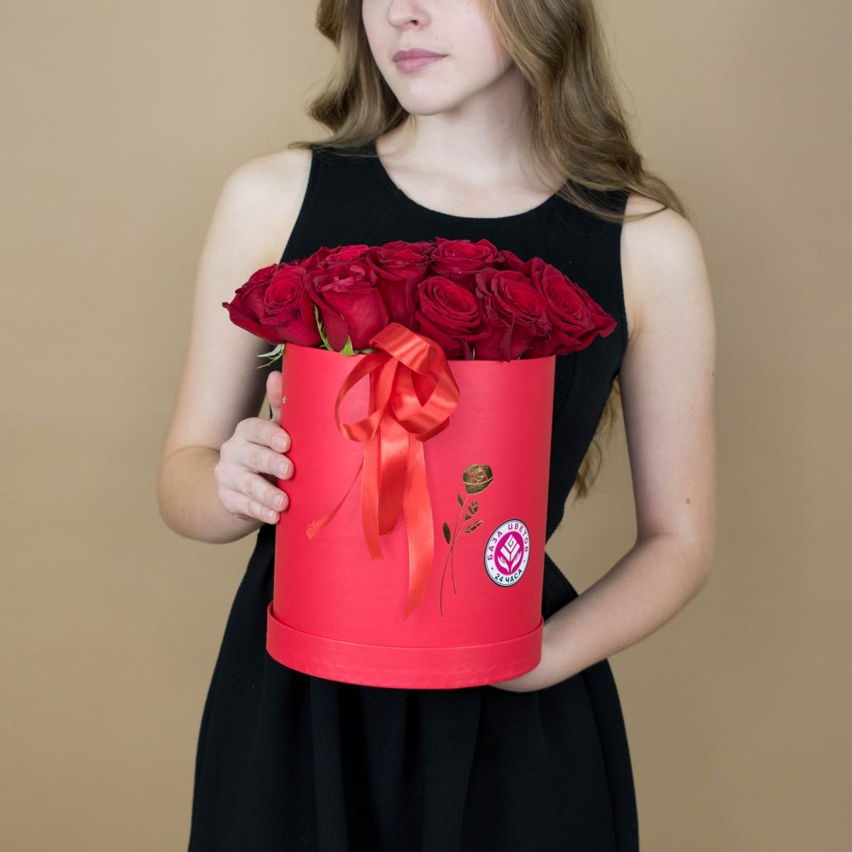 Розы красные в шляпной коробке код  2093