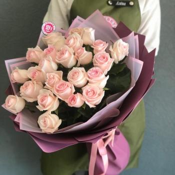 Бело-розовые розы 60 см (Россия) (код товара  327474)