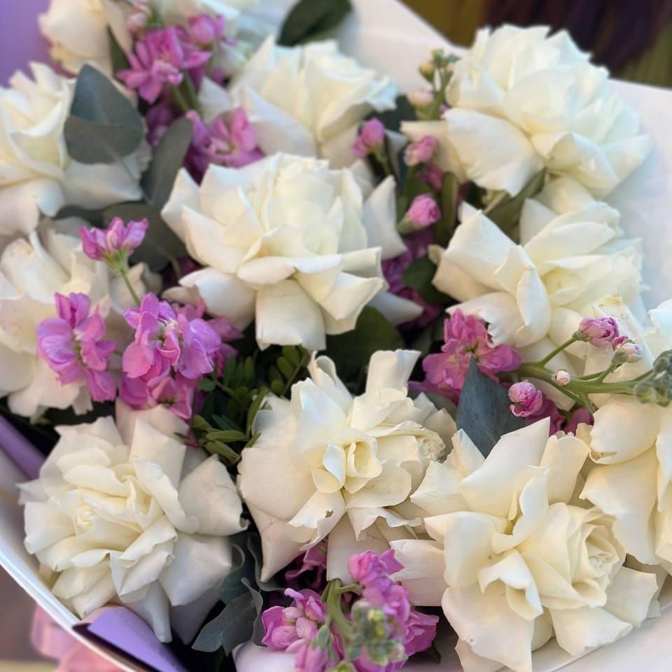 Букет из 11 белых роз с матиолой